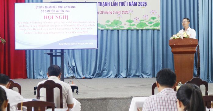 Phó Giám đốc Sở Dân tộc và Tôn giáo tỉnh An Giang Danh Tha hướng dẫn kỹ năng tuyên truyền, vận động và tư vấn pháp luật tại cơ sở.