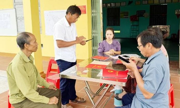 Cán bộ thôn Tân Sơn 3, xã Tân Dĩnh scan giấy chứng nhận quyền sử dụng đất, căn cước công dân để làm sạch dữ liệu đất đai.