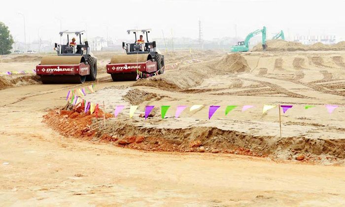  Tại dự án Cảng hàng không quốc tế Gia Bình, nhà thầu nỗ lực thi đua, thi công "3 ca, 4 kíp" để kịp tiến độ. Ảnh: Minh Linh. 
