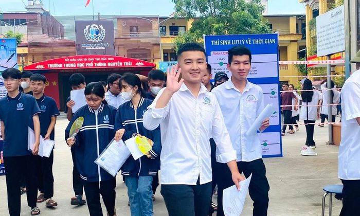  Thí sinh đến điểm thi Trung học phổ thông Nguyễn Trãi (xã Yên Phong). 