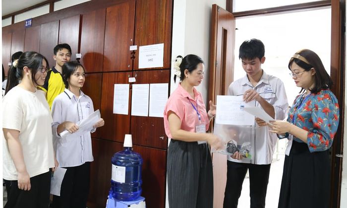  Gọi thí sinh vào phòng thi tại điểm thi Trung học phổ thông Chuyên Bắc Ninh (phường Kinh Bắc). 