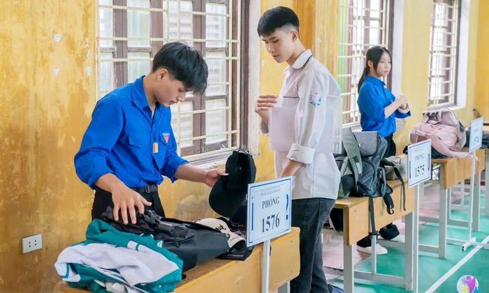  Thí sinh gửi đồ trước khi vào khu vực thi tại điểm thi Trung học phổ thông Quế Võ số 2 (phường Đào Viên). 