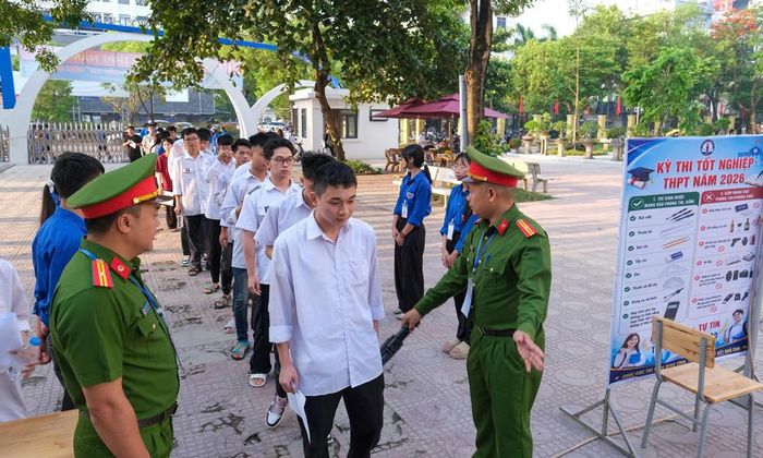  Lực lượng chức năng sử dụng máy quét kiểm tra vật dụng không được phép mang vào phòng thi tại điểm thi Trung học phổ thông Chuyên Bắc Giang (phường Bắc Giang). 