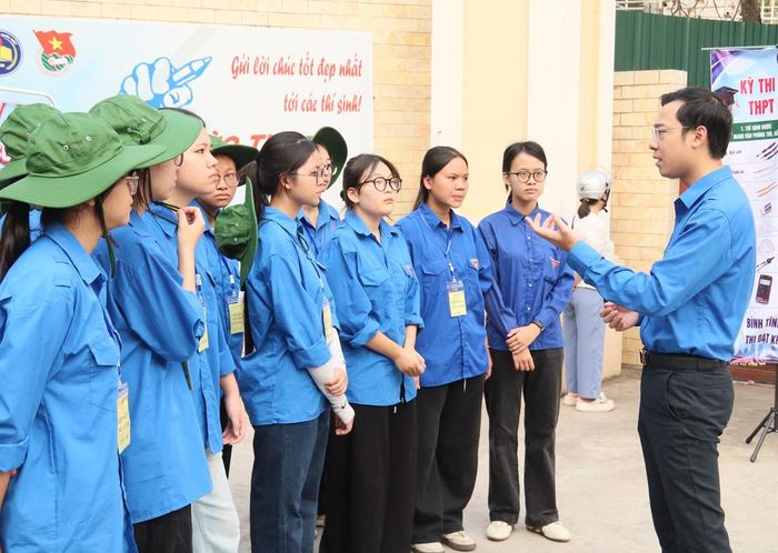  Lãnh đạo Tỉnh đoàn Bắc Ninh động viên lực lượng tình nguyện tham gia tiếp sức mùa thi tại phường Vũ Ninh. 