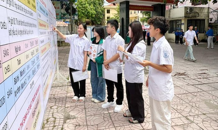  Thí sinh xem sơ đồ phòng thi tại điểm thi Trường Trung học phổ thông Ngô Sĩ Liên (phường Bắc Giang). 