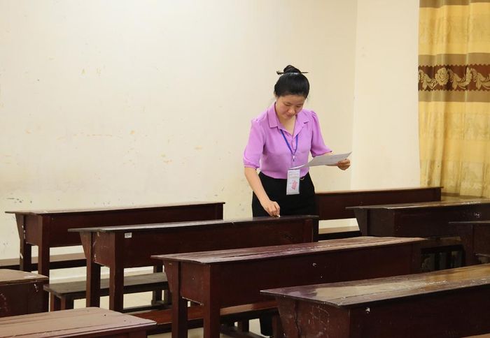  Giám thị đánh số báo danh tại điểm thi Trung học phổ thông Hàn Thuyên (phường Võ Cường). 
