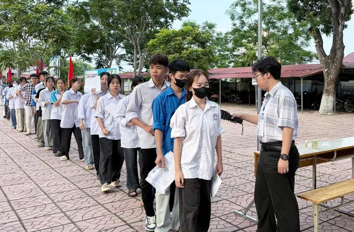  Thí sinh vào khu vực thi tại điểm thi Trường Trung học phổ thông Sơn Động số 1 (xã Sơn Động). 