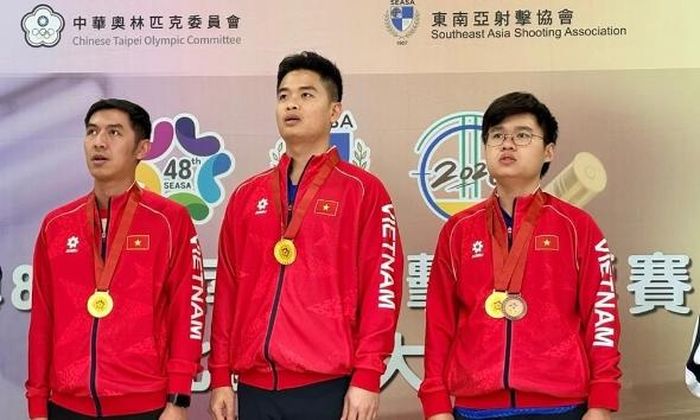 Phạm Quang Huy (giữa) và 2 đồng đội trên bục trao giải.