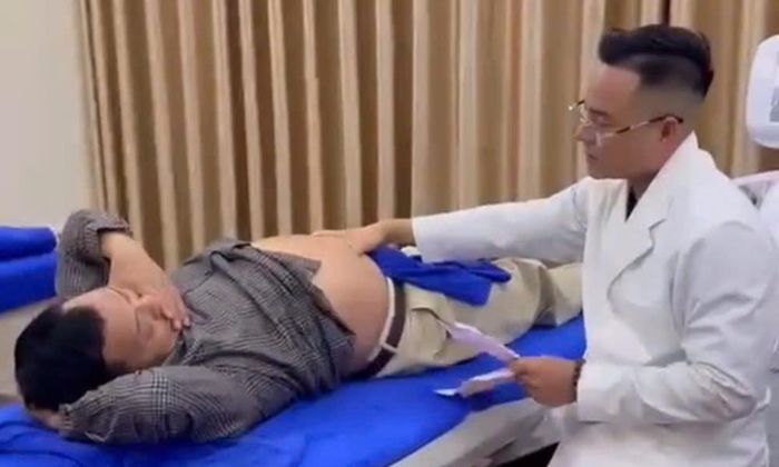 Bác sĩ giả Đỗ Văn Thắng tư vấn giảm béo cho khách hàng.