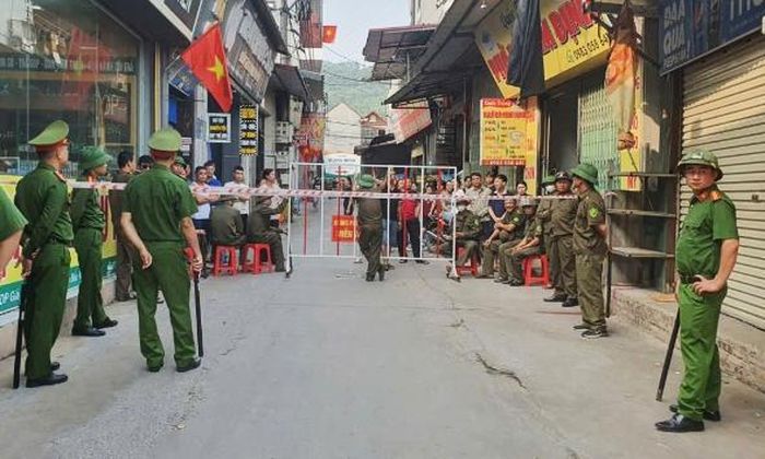 Lực lượng chức năng bảo vệ thi công, cưỡng chế thu hồi đất tại phường Tiền Phong.