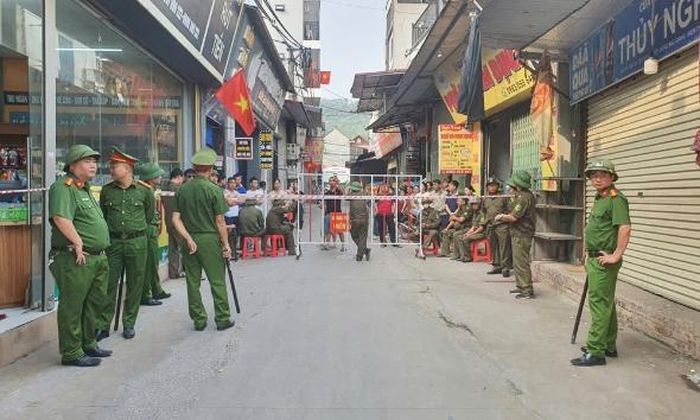 Lực lượng chức năng bảo vệ thi công, cưỡng chế thu hồi đất tại phường Tiền Phong.