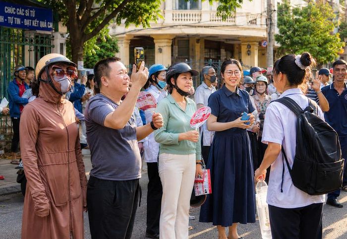 Người thân chờ đón thí sinh tại Điểm thi Trung học phổ thông Nguyễn Du.