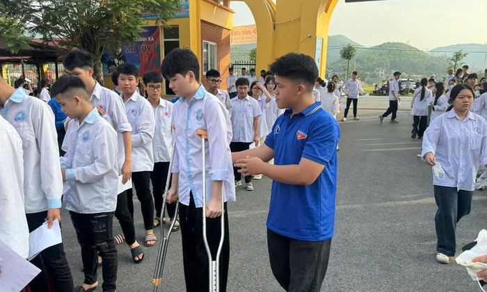 Thanh niên tình nguyện hỗ trợ thí sinh không may bị tai nạn tại Điểm thi Trung học phổ thông Yên Dũng số 1 (phường Yên Dũng).