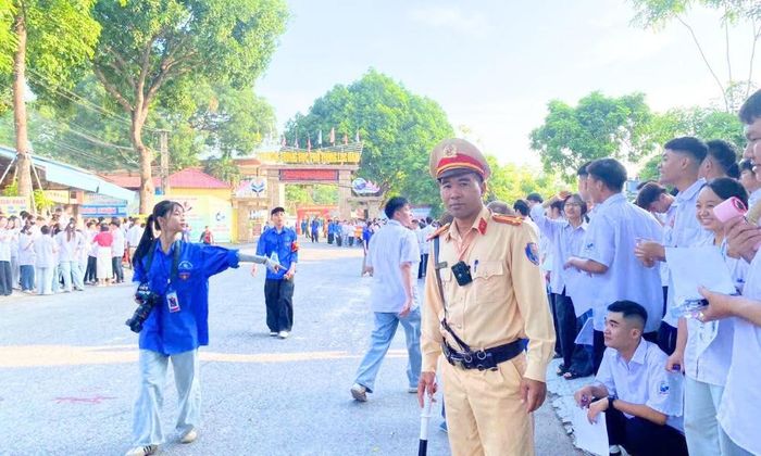 Cán bộ Phòng Cảnh sát giao thông (Công an tỉnh) làm nhiệm vụ tại điểm thi Trường Trung học phổ thông Lục Nam.