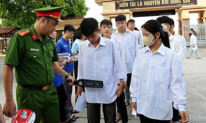 Cán bộ Công an phường Cảnh Thụy sử dụng thiết bị kỹ thuật chuyên dụng để quét, phát hiện và vô hiệu hóa các thiết bị công nghệ cao trước khi thí sinh vào phòng thi.