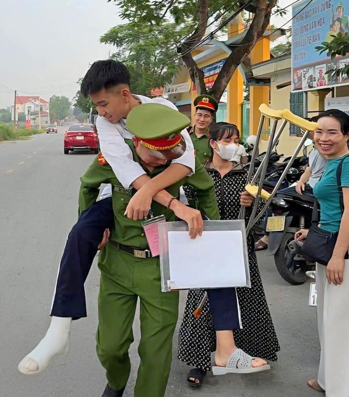 Cán bộ Công an xã Hợp Thịnh hỗ trợ thí sinh bị thương tới điểm thi.