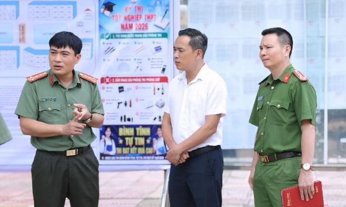 Đại tá Bùi Chiến Thắng kiểm tra công tác an ninh, an toàn tại điểm thi Trường Trung học phổ thông Ngô Gia Tự (phường Tam Sơn).