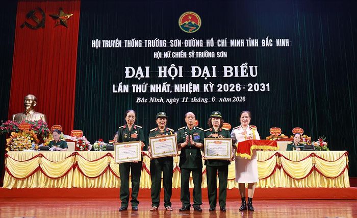  Đồng chí Hoàng Hữu Quy trao Giấy khen của Hội Truyền thống Trường Sơn - Đường Hồ Chí Minh tỉnh Bắc Ninh cho các tập thể tiêu biểu. 