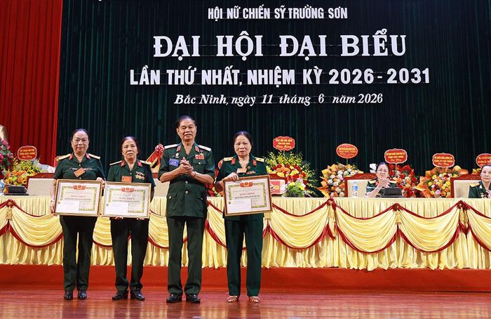  Thiếu tướng Hoàng Kiền trao Bằng khen của Hội Truyền thống Trường Sơn - Đường Hồ Chí Minh Việt Nam cho các tập thể tiêu biểu. 