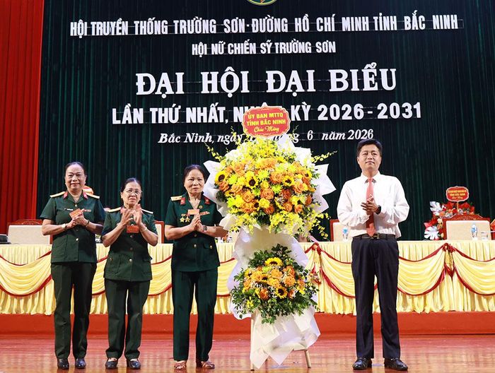  Đồng chí Nguyễn Nhân Chinh tặng hoa chúc mừng Đại hội đại biểu Hội Nữ chiến sĩ Trường Sơn. 