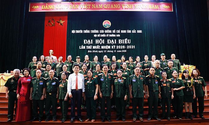  Các đồng chí lãnh đạo tỉnh, Trung ương Hội Truyền thống Trường Sơn - Đường Hồ Chí Minh Việt Nam chụp ảnh lưu niệm cùng Ban Chấp hành Hội Nữ chiến sĩ Trường Sơn tỉnh Bắc Ninh. 