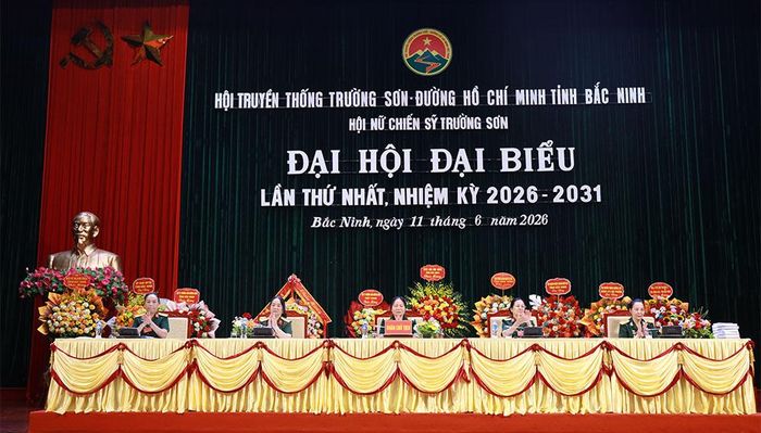  Đoàn Chủ tịch chủ trì Đại hội đại biểu Hội Nữ chiến sĩ Trường Sơn tỉnh Bắc Ninh. 