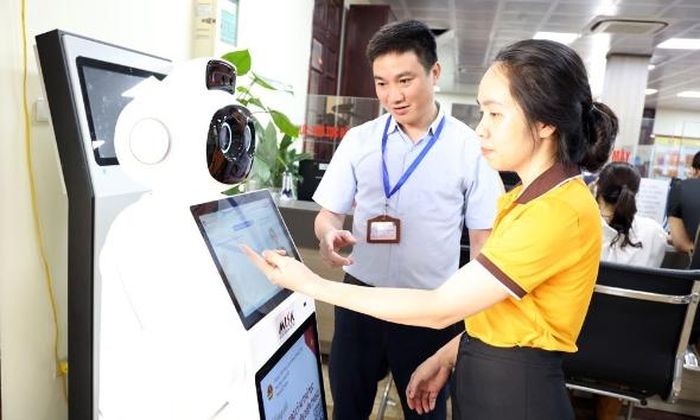 Người dân sử dụng trợ lý ảo hỗ trợ giải quyết thủ tục hành chính tại Trung tâm Phục vụ hành chính công phường Kinh Bắc. Ảnh: Sỹ Quyết.
