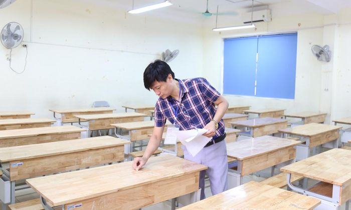  Giám thị đánh số báo danh tại điểm thi Trung học phổ thông Hoàng Quốc Việt. 