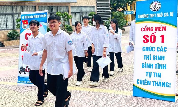  Thí sinh điểm thi Trung học phổ thông Ngô Gia Tự hoàn thành ngày đầu thi tốt nghiệp trung học phổ thông 2026. 