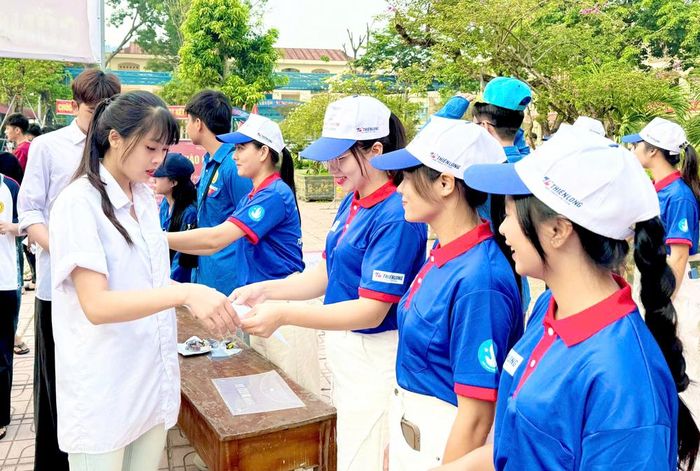  Lực lượng tình nguyện hỗ trợ thí sinh tại điểm thi Trung học phổ thông Hiệp Hòa số 1 (xã Hiệp Hòa). 