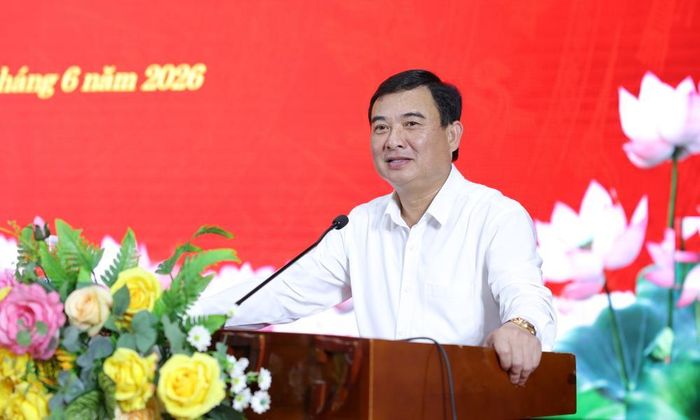  Đồng chí Vũ Trí Hải giải đáp, tiếp thu ý kiến cử tri. 