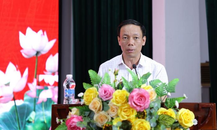  Đồng chí Hoàng Văn Toán, Phó Bí thư Đảng ủy, Chủ tịch UBND xã Lục Nam trả lời, giải đáp một số ý kiến của cử tri. 