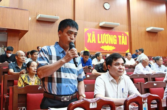 Cử tri thôn Bái Giang nêu ý kiến tại hội nghị.
