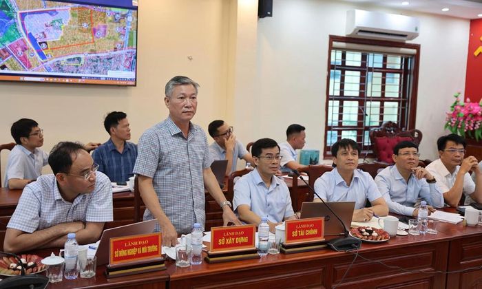 Lãnh đạo Sở Xây dựng phát biểu đóng góp ý kiến tại hội nghị.