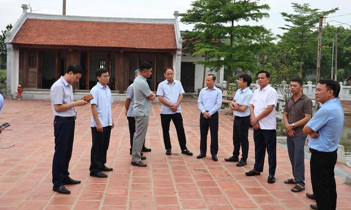Đồng chí Mai Sơn cùng lãnh đạo các sở, ban, ngành, địa phương tham quan đền Lũng Khê nằm trong di tích thành cổ Luy Lâu.
