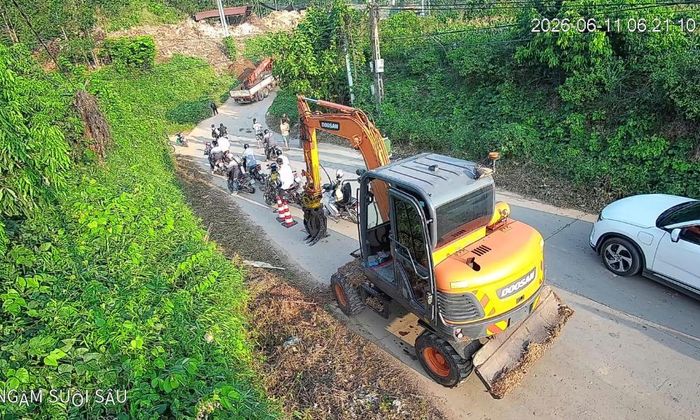 Khu vực xảy ra sạt lở khiến giao thông chia cắt, thí sinh không thể đi qua để tới điểm thi.