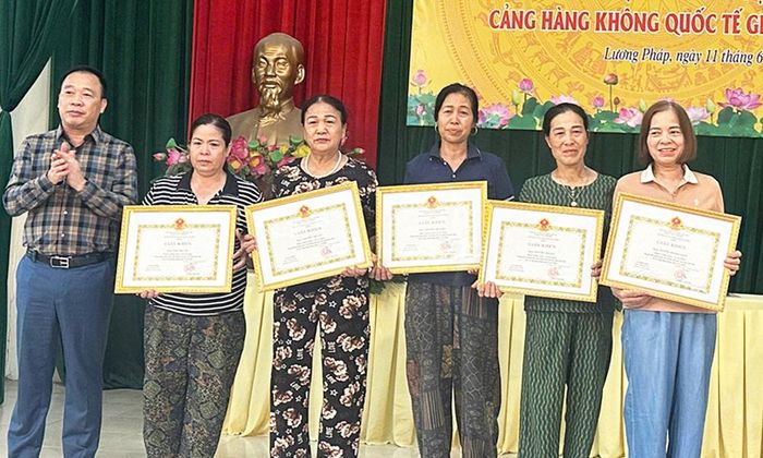 Lãnh đạo xã Gia Bình khen thưởng các hộ dân tiên phong, gương mẫu trong công tác giải phóng mặt bằng.