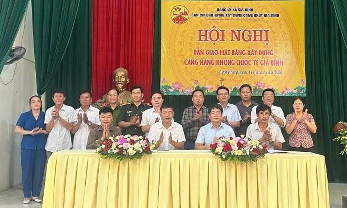 Đại diện lãnh đạo xã Gia Bình, nhà đầu tư và thôn Lương Pháp ký kết biên bản bàn giao mặt bằng.