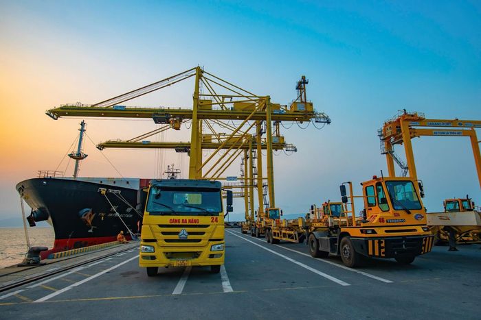 Bốc xếp hàng ở Cảng Tiên Sa. Ảnh: THÀNH LÂN