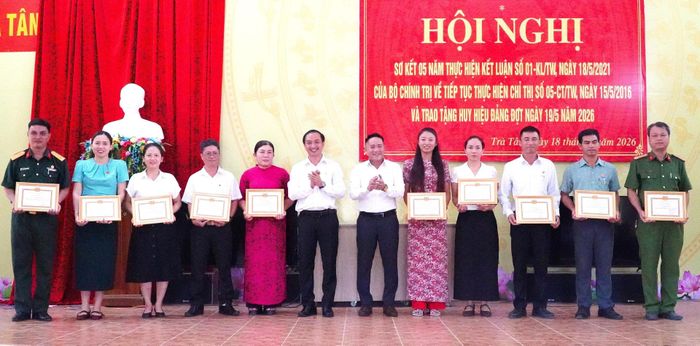 Thường trực Đảng ủy xã Trà Tân tuyên dương các điển hình tiêu biểu qua 5 năm thực hiện Kết luận số 01-KL/TW. Ảnh: TT