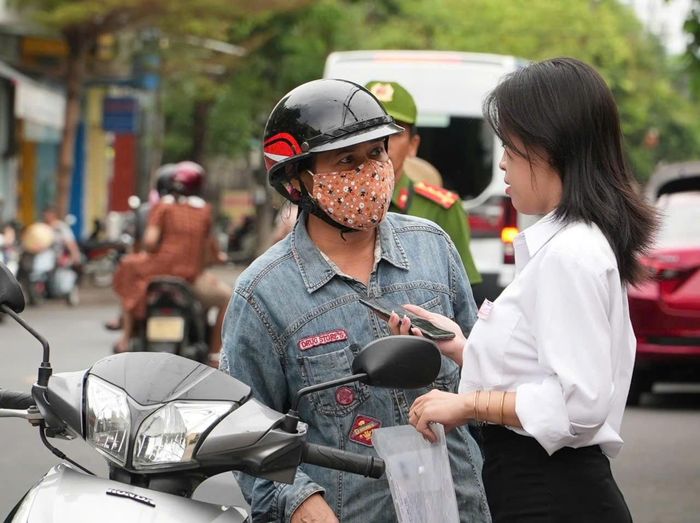 Phụ huynh dặn dò, động viên con trước điểm thi Trường THPT Phan Bội Châu. Ảnh: HỒ QUÂN