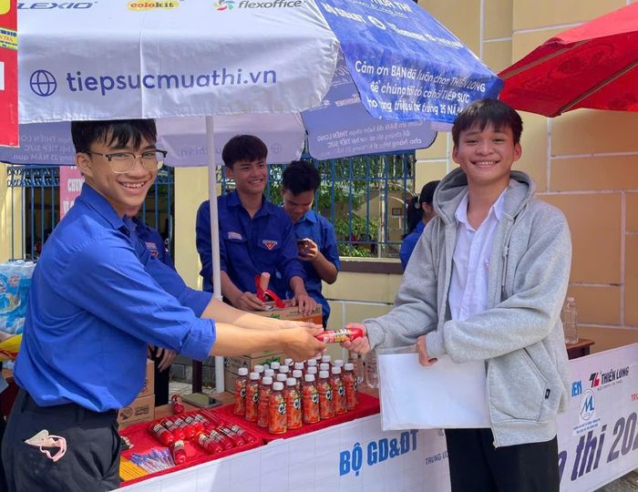 Đoàn viên, thanh niên tiếp sức thí sinh tại điểm thi Trường THPT Phan Bội Châu. Ảnh: HỒ QUÂN