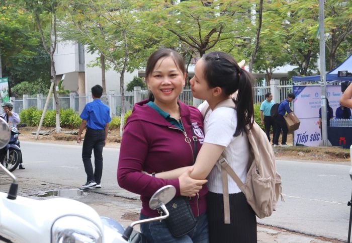 Những cái ôm động viên trước giờ thi tại điểm thi Trường THPT Phan Châu Trinh. Ảnh: NGỌC HÀ