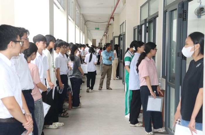 Thí sinh tại điểm thi Trường THPT Phan Châu Trinh. Ảnh: NGỌC HÀ