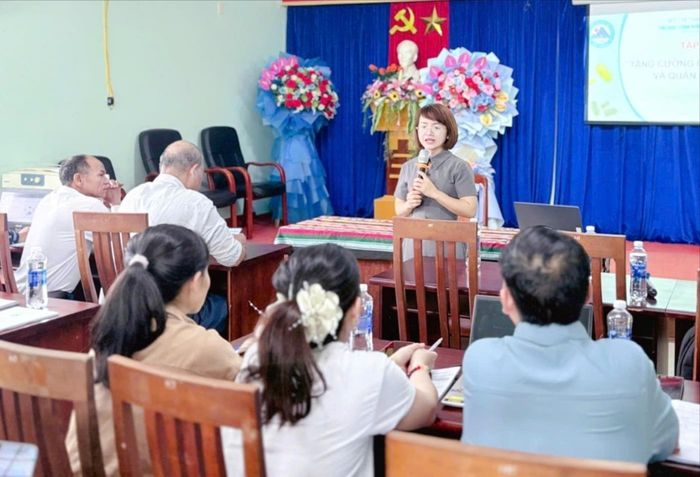 Bác sĩ Võ Thị Thùy Trang tập huấn công tác tiêm chủng, phòng chống dịch bệnh cho nhân viên y tế cơ sở. Ảnh: L.H
