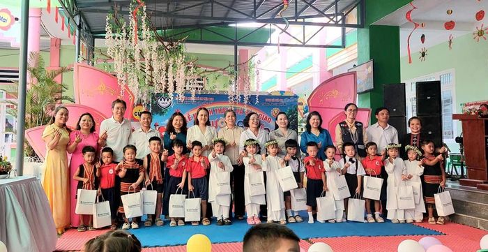 Hội Bảo vệ quyền trẻ em Việt Nam phối hợp với UBND thành phố và Cục An ninh mạng và Phòng, chống tội phạm sử dụng công nghệ cao (Bộ Công an) trao quà cho các em học sinh xã Trà My. Ảnh: H.H 