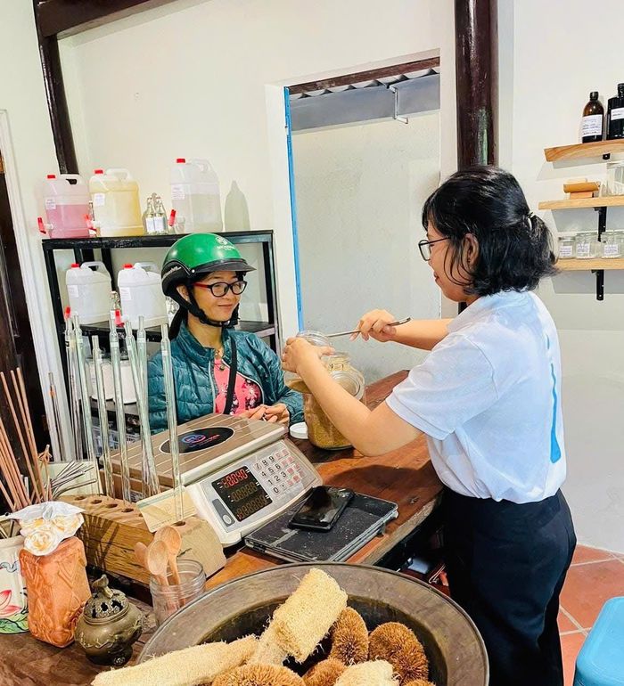 Người dân đến làm đầy các sản phẩm vào chai, lọ tại trạm đong đầy của HoiAn EcoHub. Ảnh: H.V