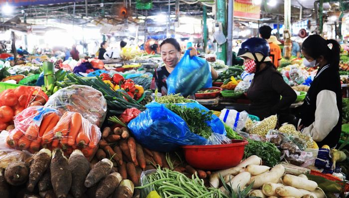 Người dân mua hàng tại chợ Hòa Khánh (Đà Nẵng). Ảnh: ĐẮC MẠNH