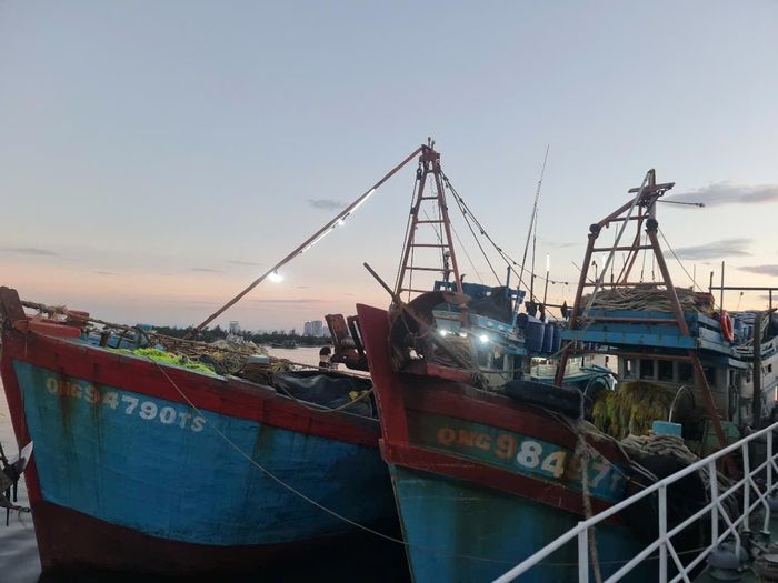 Hai tàu cá có dấu hiệu vi phạm khai thác IUU bị phát hiện. Ảnh: M.THƯỜNG