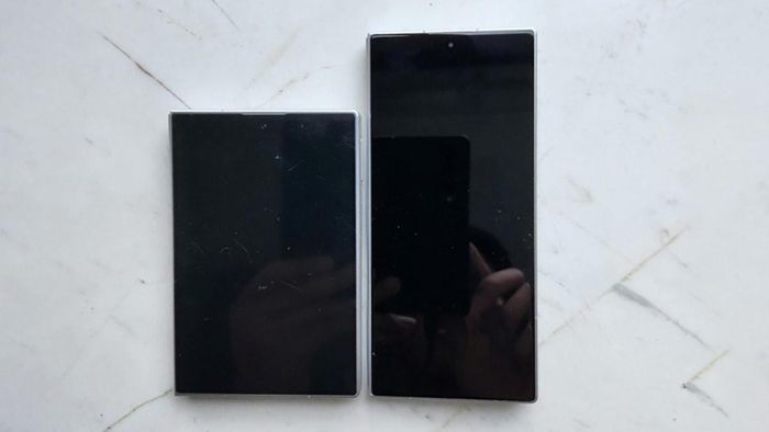 Thiết kế mặt trước của Galaxy Z Fold8 (trái) và Galaxy Z Fold8 Ultra (phải)